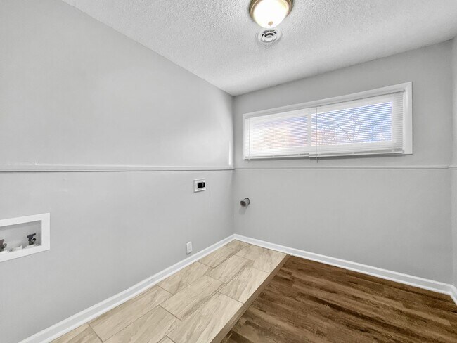 Building Photo - Spacious 4 Bed,1 Bath Home in Kansas City