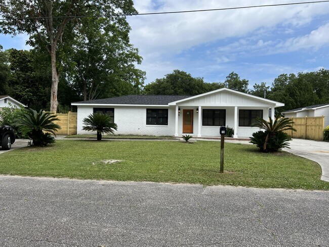 Primary Photo - 18 Ellen Ave