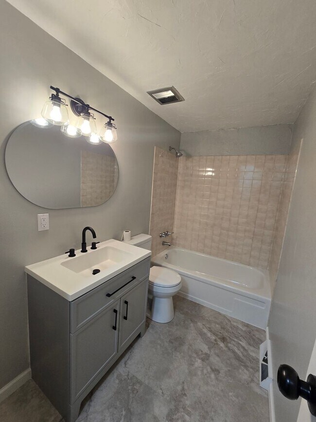 Building Photo - Beautiful 3 Bedroom Split Entry - Plum School District - AVAILABLE NOW