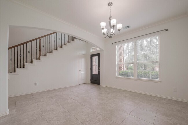 Building Photo - 2261 Oak Cir Dr N