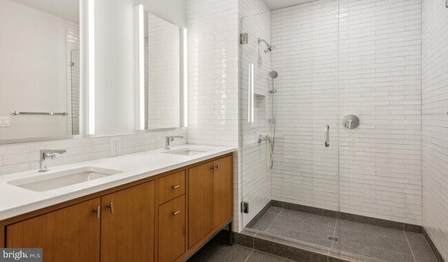 Building Photo - 10511 Strathmore Hall St