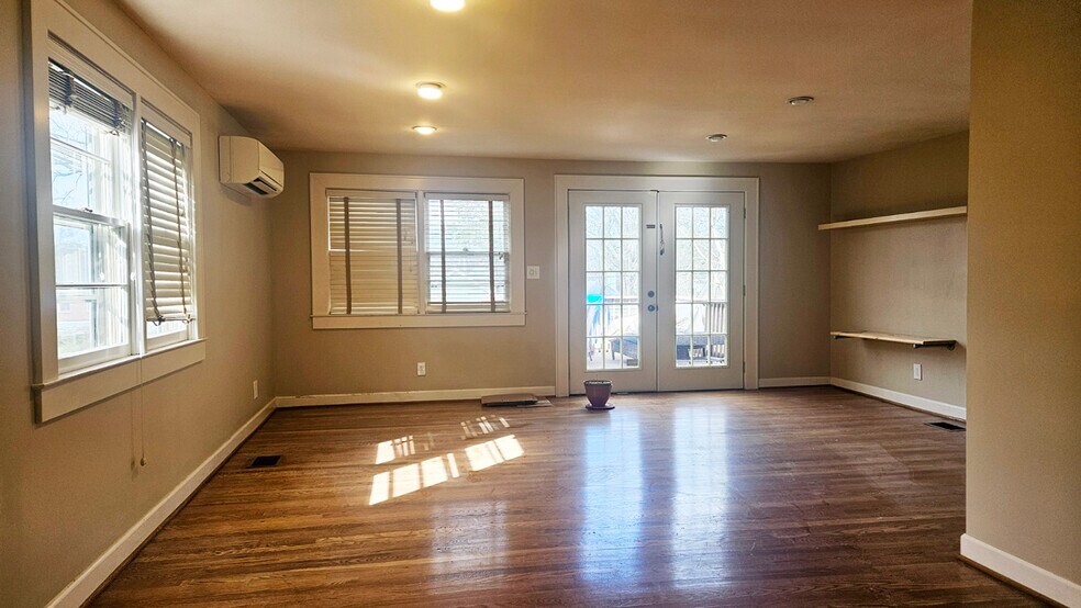 Building Photo - 2610 Woodlawn Dr