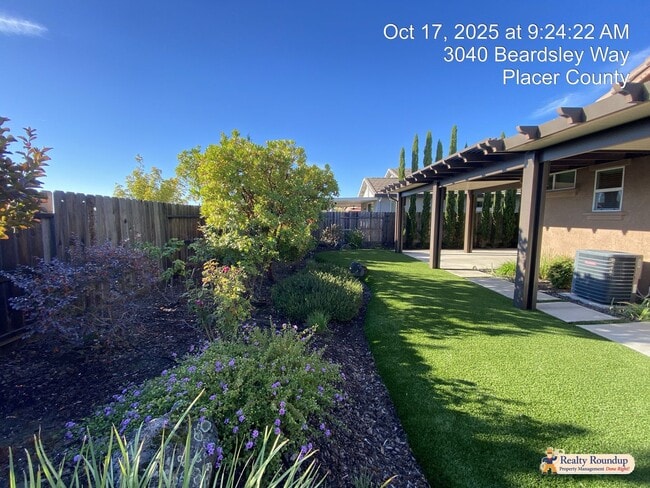 Building Photo - Pristinely Maintained Roseville Home with ...