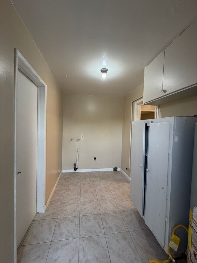 Building Photo - Affordable 3 BD 2 BA house in SW Bakersfield on a corner lot