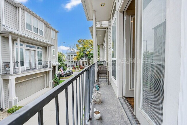 Building Photo - 253 W 27th St