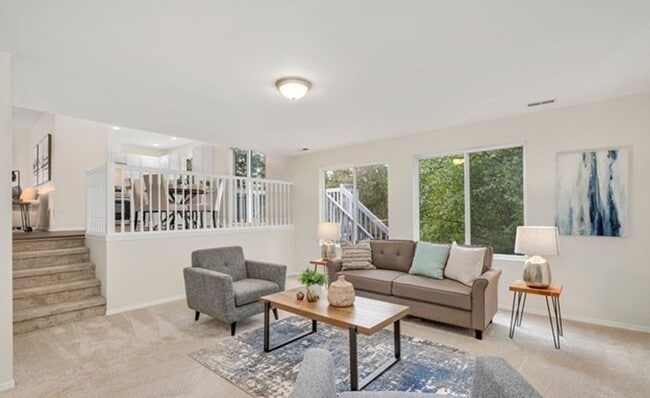 Building Photo - Spacious and Bright Home with 3 Bed and 2.5 Bath