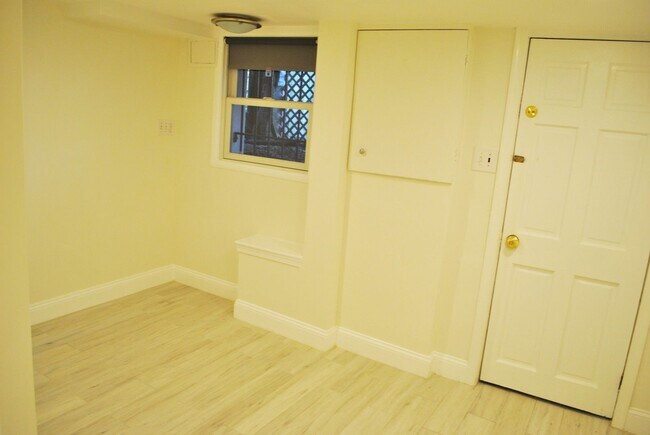 Building Photo - Georgetown near GT Medstar Hospital, Chic Rowhouse 5br/3Ba w/Yard, Deck, Parking