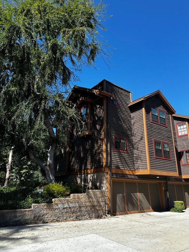 Building Photo - Townhouse in the heart of Pasadena