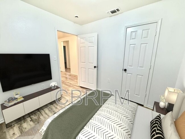 Building Photo - 2117 E Broadway