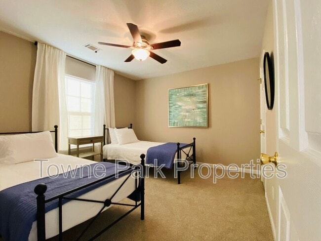 Building Photo - 326 Greendale Pl