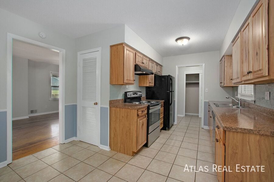 Building Photo - 625 NW Kay Dr