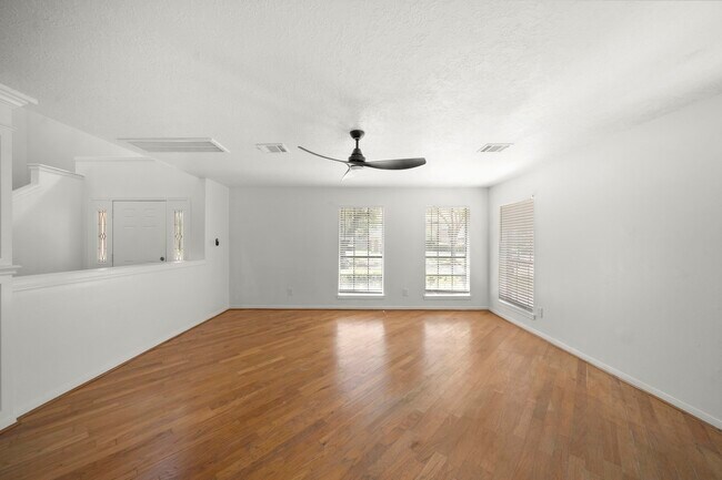 Building Photo - 2406 Parkwood Ln