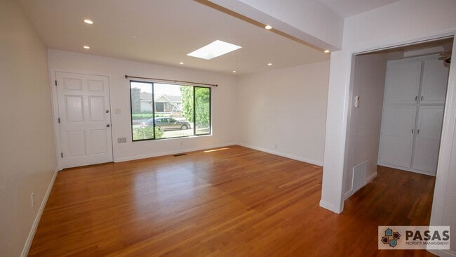 Building Photo - OPEN HOUSE, NOV. 24th at 2 pm - Downtown/Harbor Views!