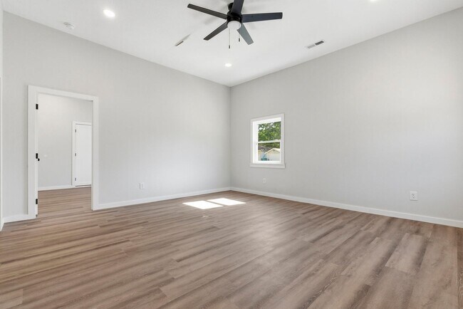 Building Photo - 3 bed 2 bath rental home