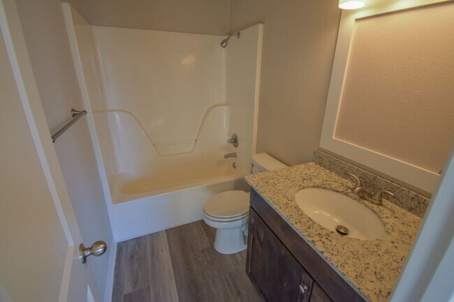 Building Photo - 2 bedroom 2.5 bath townhouse located close to schools and city park in Farmington!