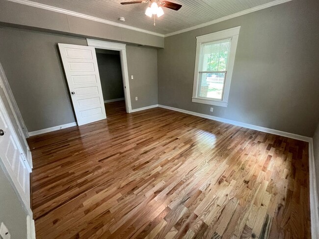 Building Photo - Stunning, renovated 7br home in the heart ...