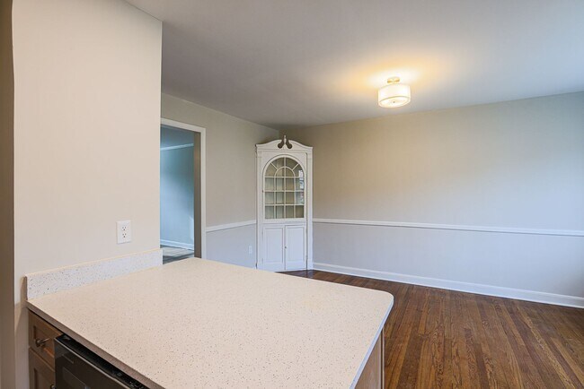 Building Photo - 3 BR 1-1/2 Baths MUST SEE- ACCEPTING HOSUING VOUCHERS!