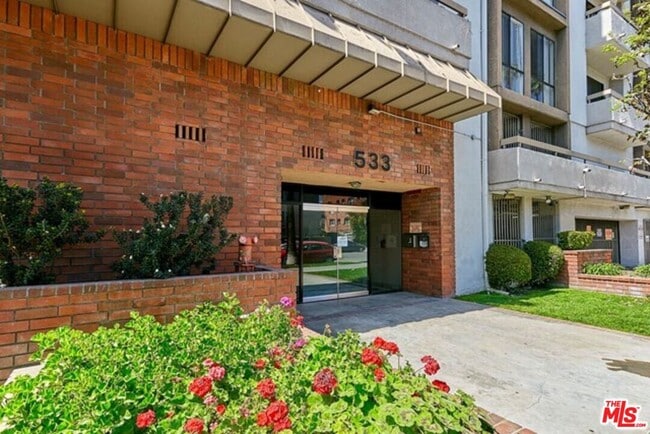 Building Photo - 533 S St Andrews Pl