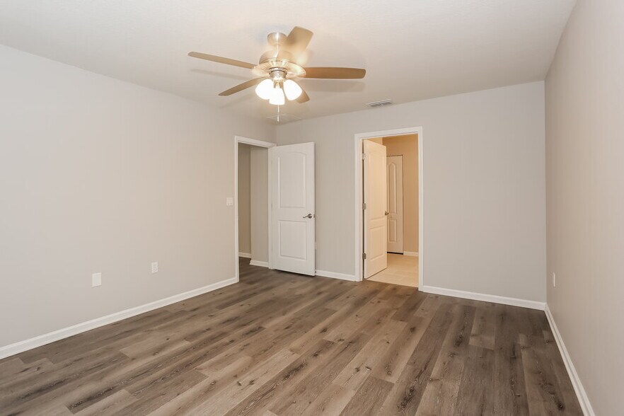 Building Photo - 1981 April Oaks Dr