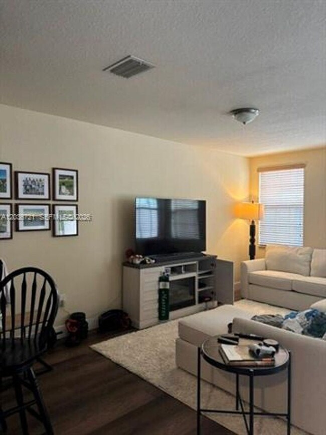 Building Photo - 211 Las Brisas Cir