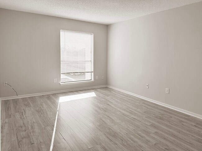 Building Photo - 2816 S Bartell Dr