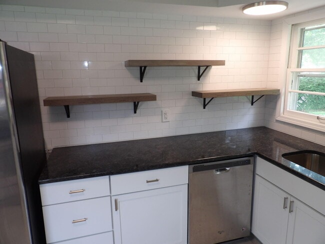Building Photo - 286 Zandale Dr