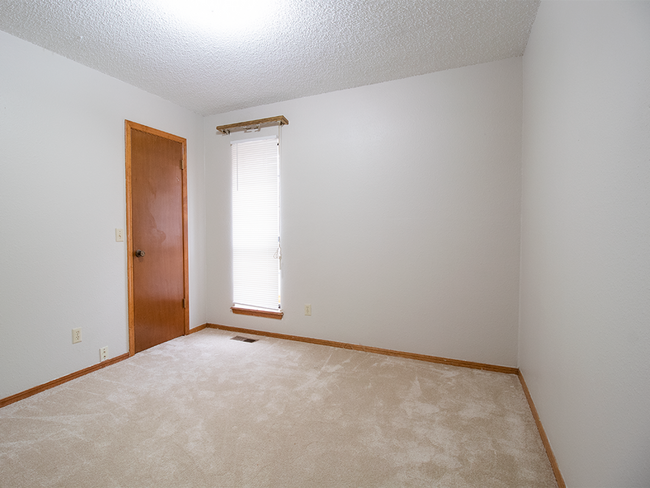 Building Photo - Spacious 3BD/2.5 BTH 2 Car Garage, Minutes from Tinker AFB