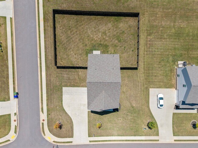 Building Photo - 737 Woody Dr