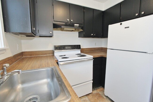 Building Photo - 804 W 7th St