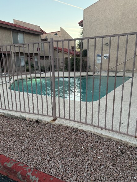 Building Photo - 4828 W Orangewood Ave