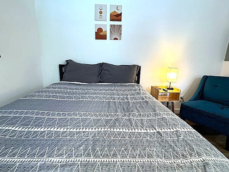 Building Photo - 802 S Elm St