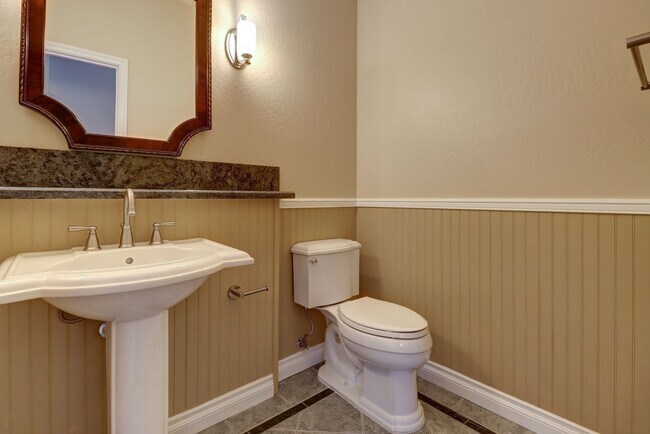 Building Photo - Incredible Home with Lake Views!