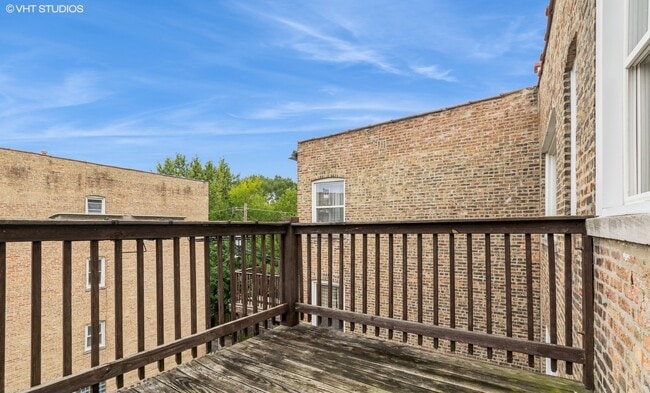 Building Photo - 3818 W Ainslie St