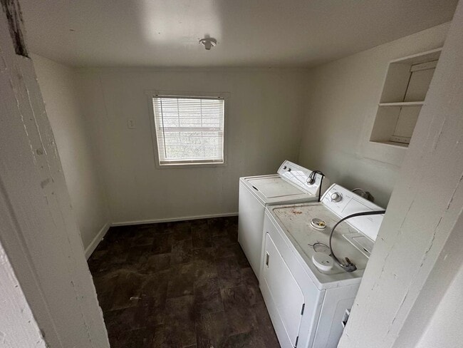 Building Photo - 3 bed 1 bath single family home