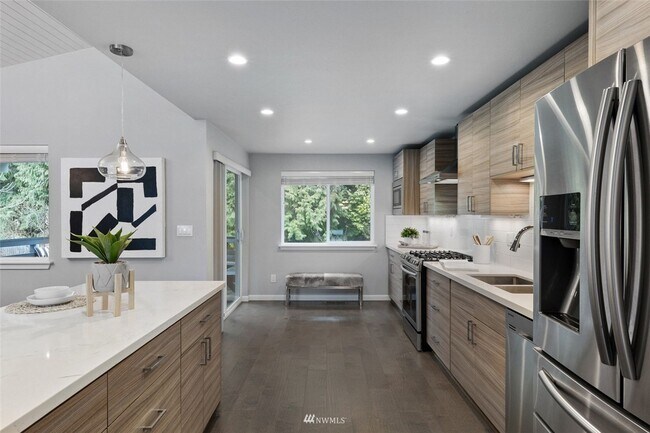 Building Photo - CLICK "REQUEST A TOUR" NOW!