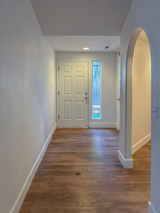 Building Photo - 3 Bedroom 2 Bath Ranch Home Available January 2026 !