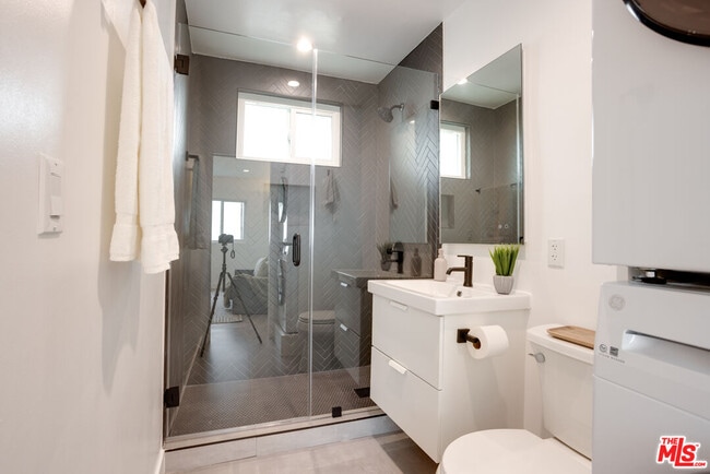 Building Photo - 1313 Ocean Front Walk