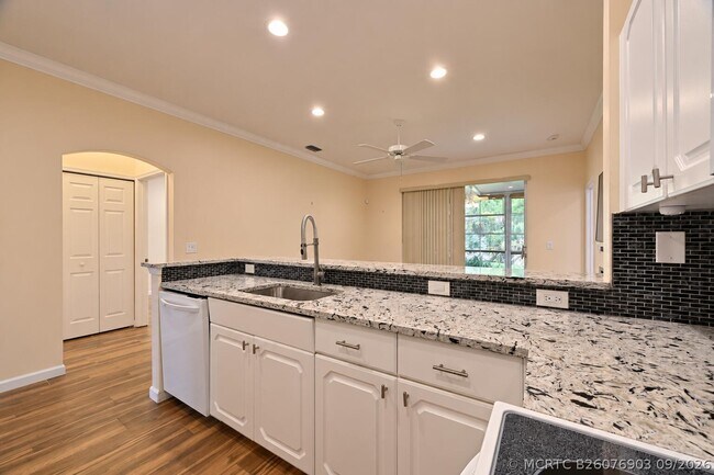 Building Photo - 545 NW Portofino Ln