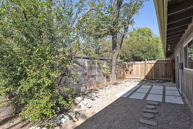 Building Photo - Charming 2/BR 1BA Home with Private Fenced...