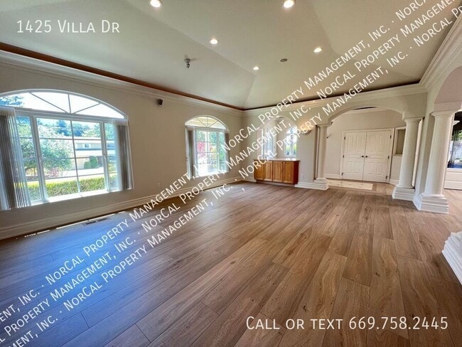 Building Photo - 1425 Villa Dr