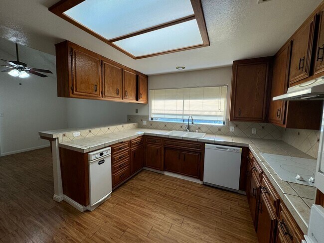 Building Photo - Condo in Southwest Bakersfield