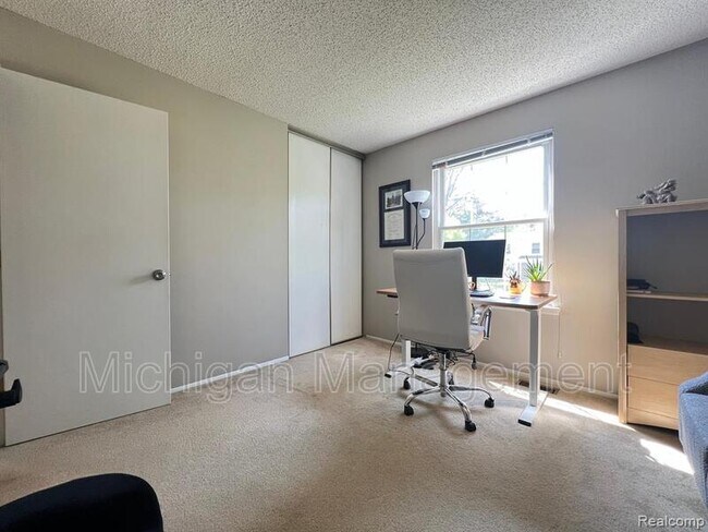 Building Photo - 645 Hidden Ridge Dr