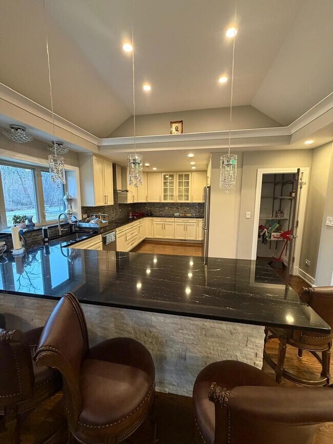 Building Photo - 4N150 Hawthorne Ave