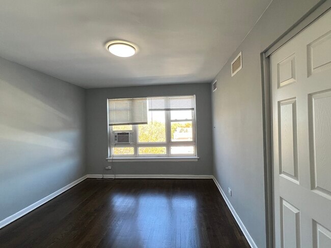 Building Photo - 5335 N California Ave