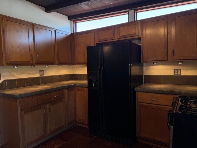 Building Photo - COMING SOON! Charming Mid-Town 3 Bedroom 2 Bath Main House!