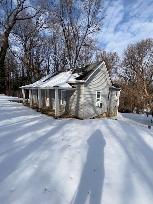 Building Photo - $875, 1bd/1ba + bonus room - High Point!