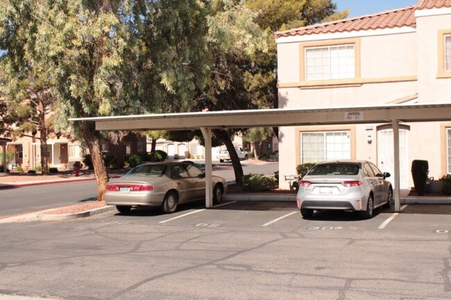 Building Photo - Nice 1000 SF Townhouse for rent in gated c...