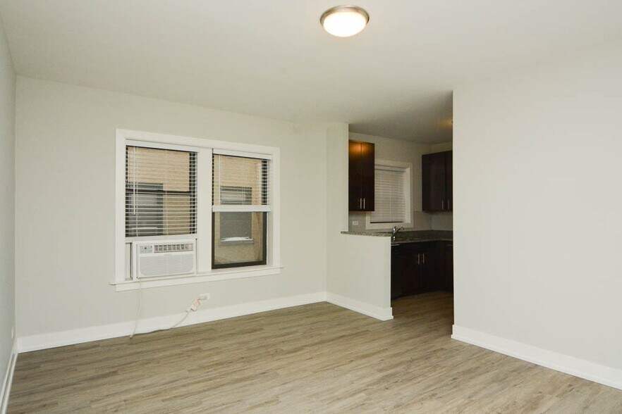 Building Photo - 706 W Brompton Ave