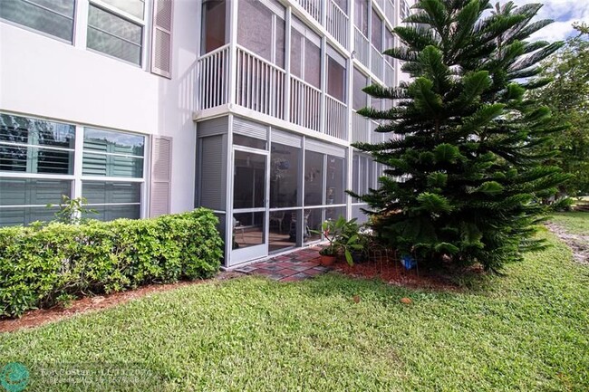 Building Photo - 3150 N Palm Aire Dr