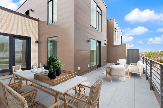 Building Photo - 701 N Henry St